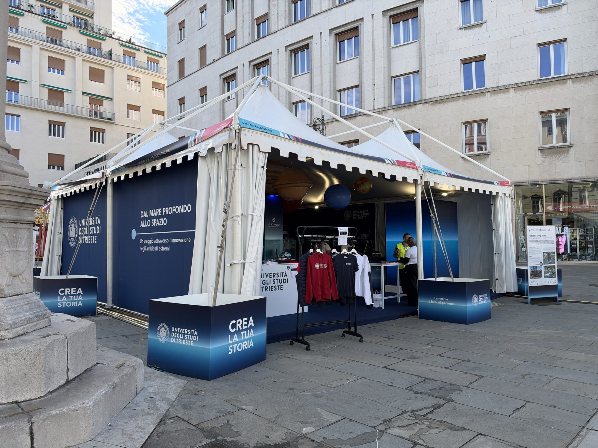 Stand dell'Università di Trieste realizzato in piazza